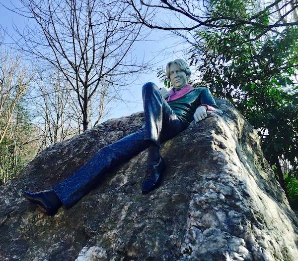 statue of Oscar Wilde in Dublin